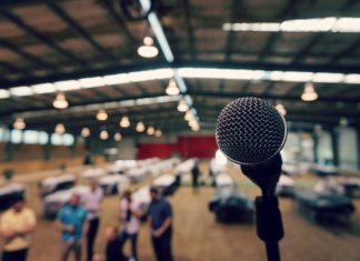 Scared Daughter Freezes Up Onstage, Mother Rescues Her In The Most Amazing Way