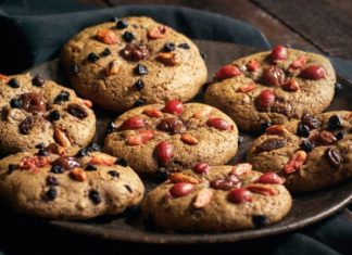 Artist Makes Nature-Inspired Baked Treats Out of Foraged Ingredients