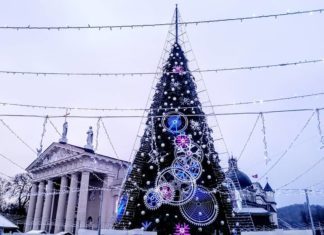 Dazzling Christmas Tree Display Opens the Holiday Season in Lithuania