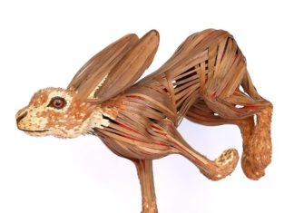 Sculptur Imitates Animal’s Natural Gestures