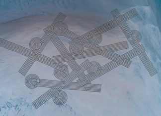 Andres Amador Creates Huge Sand Designs on the Beach